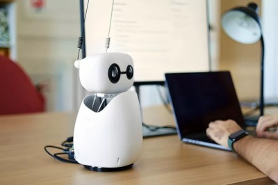 Hugging Face'ten Devrim: Sadece 299 Dolara Açık Kaynaklı Masaüstü Robotu "Reachy Mini" Tanıtıldı